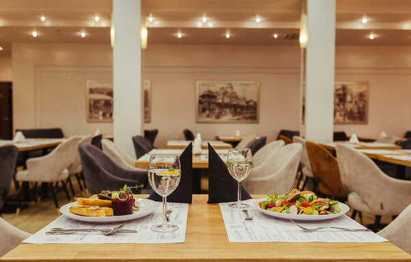 Ogłoszenie - Hotel Kudowa Manufaktura Relaksu zatrudni kelnera/kelnerkę.