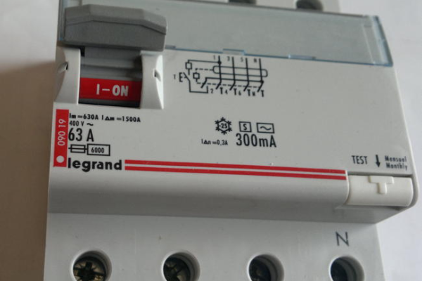 Ogłoszenie - Wyłącznik różnicowoprądowy 63A ;300mA ; typ AC ; 4p Legrand - 190,00 zł