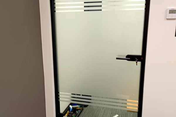 Ogłoszenie - Folie okienne Warszawa Białołęka - Folie z usługą oklejania szyb - Białołęka - 154,00 zł