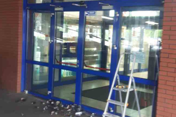 Ogłoszenie - Demontaż folii - usuwanie folii z witryn Warszawa -Usługa zrywania folii, usuwanie kleju, mycie szyb Warszawa + 50 km - Mokotów - 123,00 zł