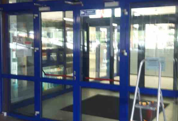 Ogłoszenie - Usługa demontażu folii, naklejek, usuwanie kleju, mycie szyb, okien, witryn Warszawa - Wymiana starej folii na nową Wawa - Praga-Południe - 123,00 zł