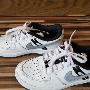 Ogłoszenie - Buty dziecięce Nike Air Force 1, rozmiar 28, wkładka 17 cm - 90,00 zł